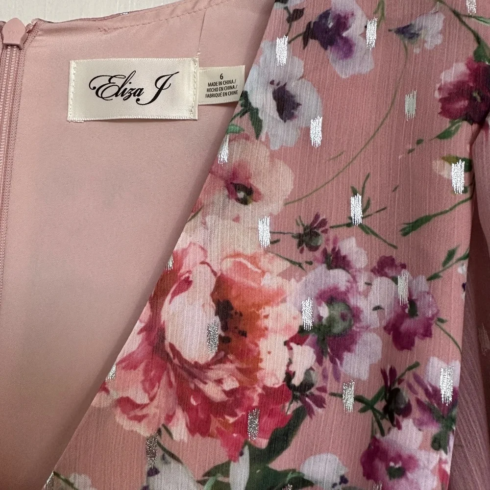 Eliza J
Floral Print Chiffon V-Neck, 3/4 Blouson Sheer Sleeve, High-Low Hem - Picture 3 of 8